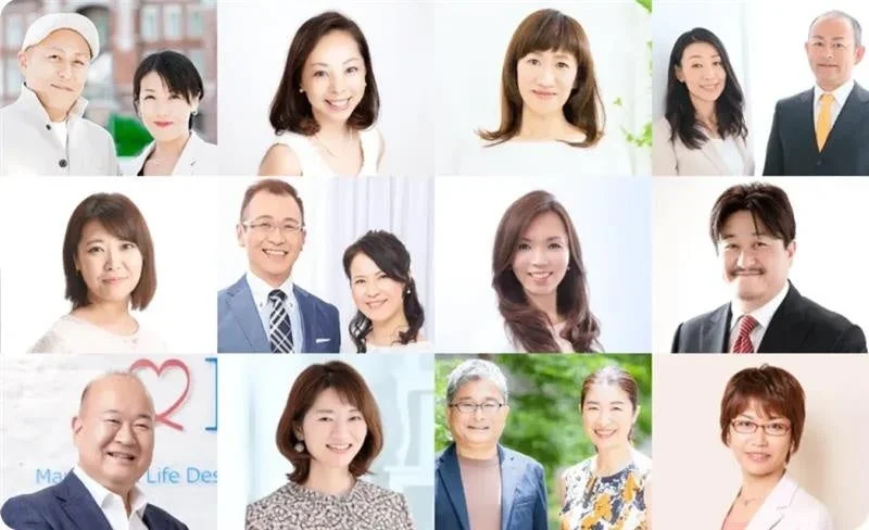 笑顔で写る複数の男女