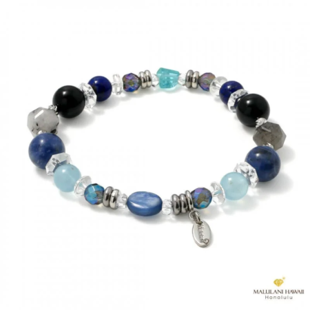 青、黒、透明などの様々なビーズで構成されたブレスレット