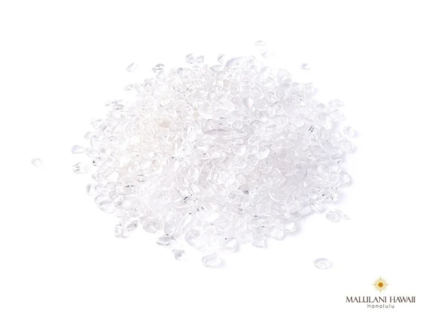 白い背景に透明で小さな粒状の水晶（クリスタルチップ）
