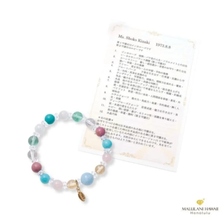 様々な天然石が連なったカラフルなブレスレットと証明書