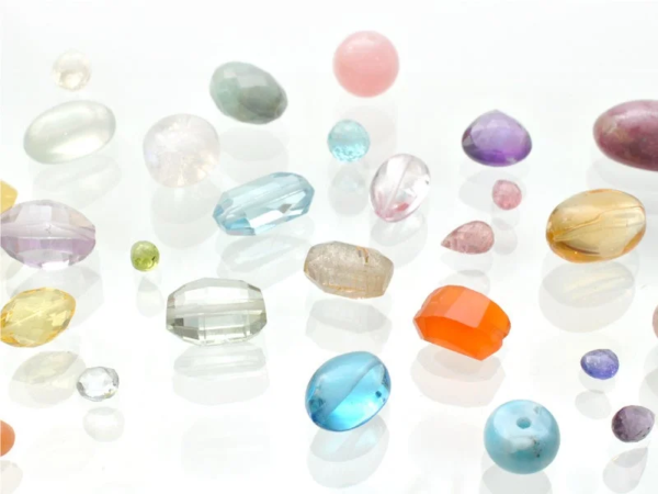 様々な色、形、透明度を持つ宝石やビーズ
