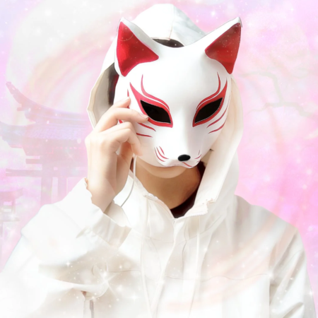 白い狐の面と白いパーカーを身につけた人物が、ピンク色の幻想的な背景の前に立っています
