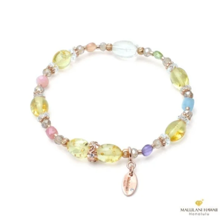 様々な色合いのビーズと小さなチャームがあしらわれたブレスレット