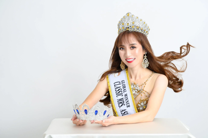 ティアラとサッシュを身につけた吉野麻衣子代表