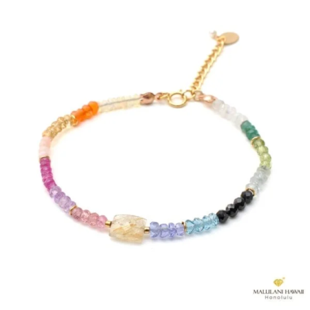 様々な色合いの天然石ビーズが連なったカラフルなブレスレット