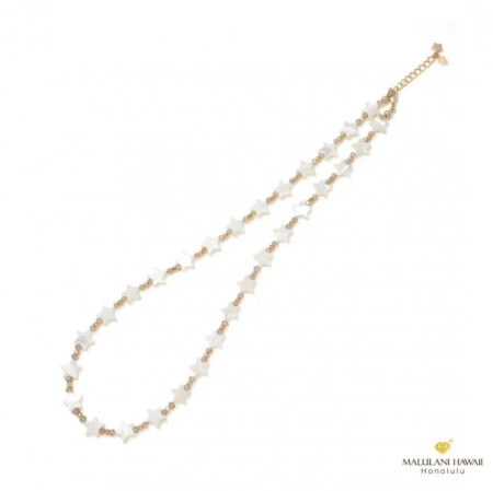 白い星形のマザーオブパールと小さなゴールドビーズが連なったネックレス