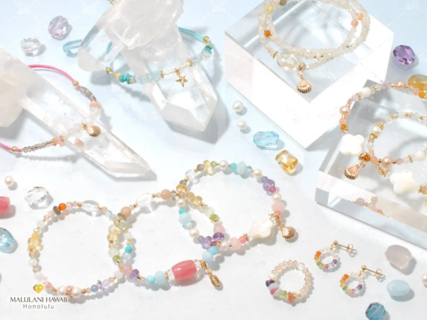 様々な色合いの天然石やパール、シェルチャームがあしらわれたブレスレットやピアス