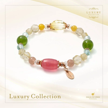 様々な色合いの天然石やビーズがあしらわれた、エレガントなブレスレット