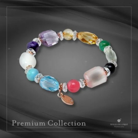 様々な色と形の天然石やビーズが連なった、カラフルなブレスレット