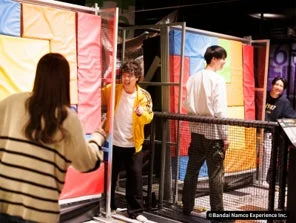 カラフルな施設で交流する人々