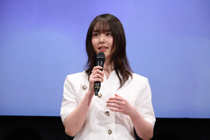 マイクを手に笑顔で話す唐田えりかさん