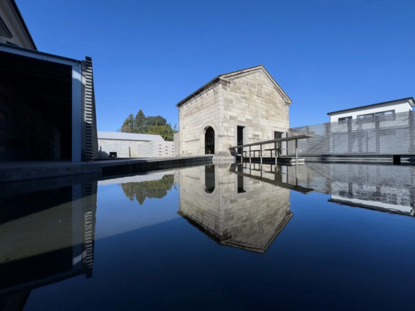 水面に映る石の美術館