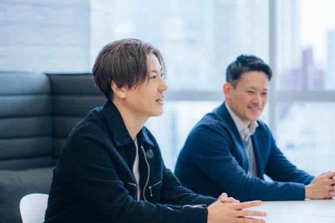 オフィスで打ち合わせをする2人の男性