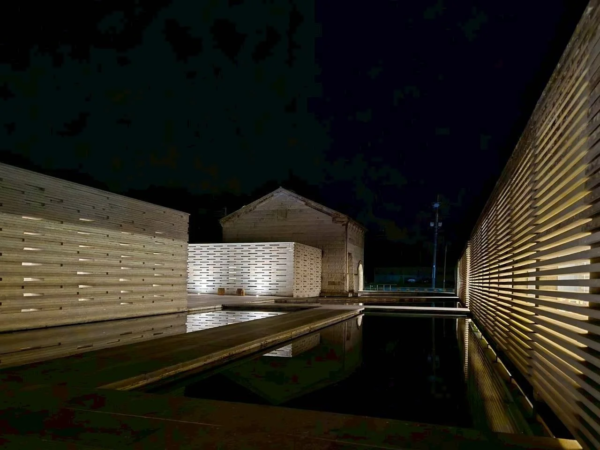 夜の石の美術館のモダンな建築