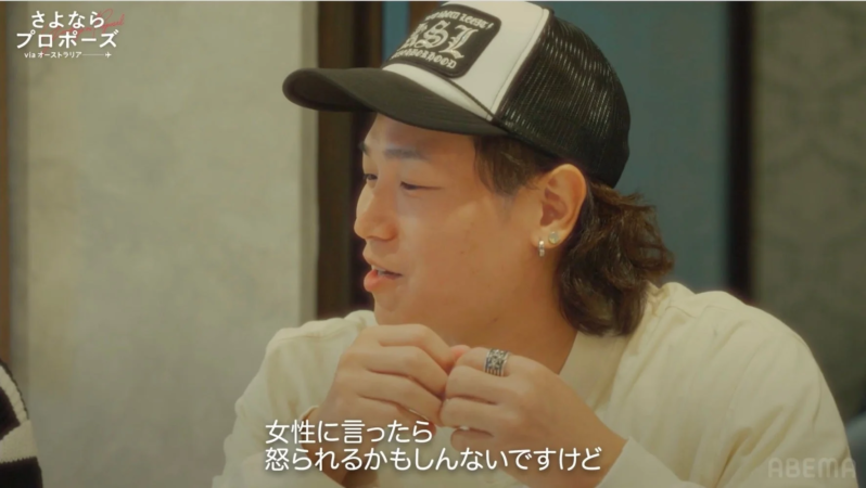 キャップをかぶった男性が「女性に言ったら怒られるかもしれないですけど」と話している様子