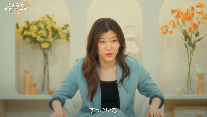 青いジャケットを着た女性が、室内で「すっごいな」と発言しているシーン