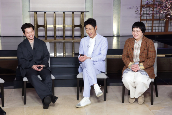 3人の男女が椅子に座り、笑顔で和やかに談笑している様子です。スタジオのような落ち着いた空間で、リラックスした雰囲気が伝わってきます。