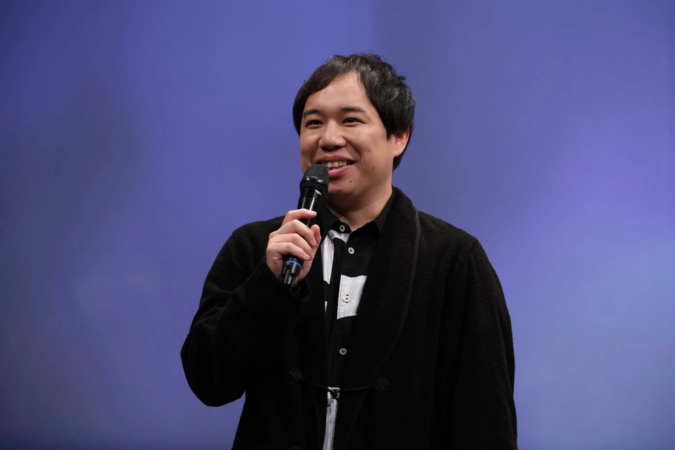 マイクを手に笑顔で話すせいやさん