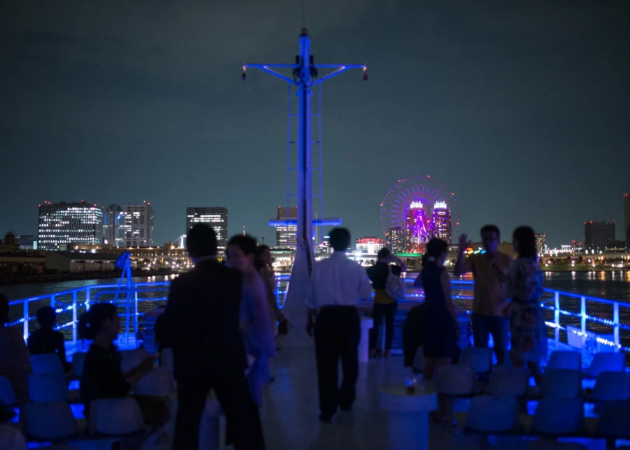 船上からの夜景と人々