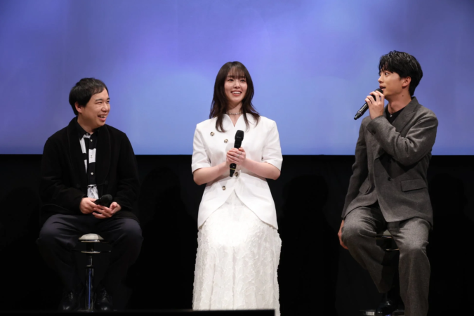 笑顔で話す武田鉄矢さんと他の登壇者