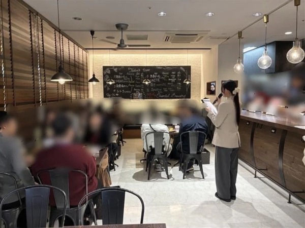 イベントで説明する女性