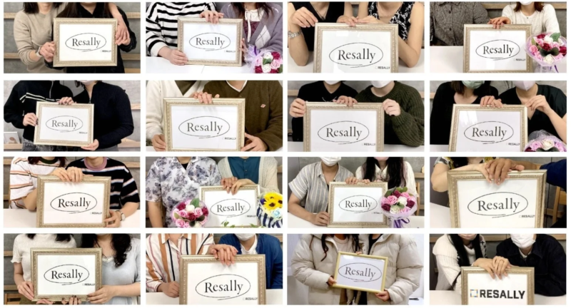 様々な人々やペアがResallyロゴ入りの額縁を持っている集合写真