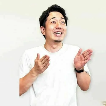 イベントの盛り上がりを見せる男性