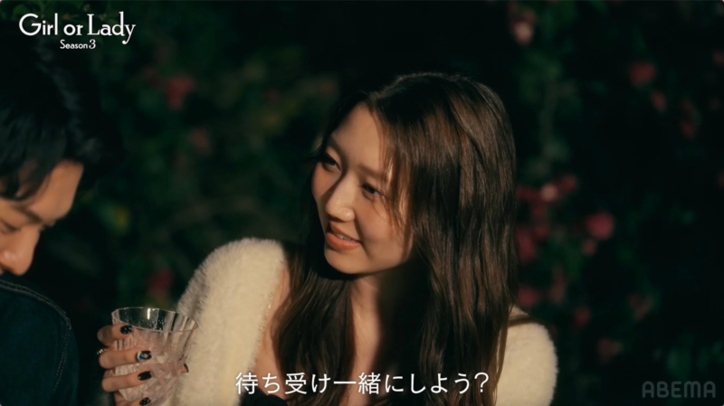 夜の屋外で会話するオダミユさんとレイさん