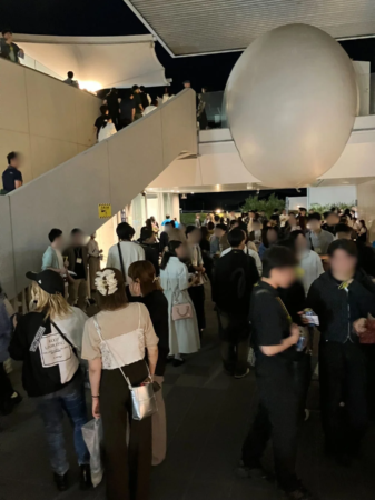 夜のイベント会場を彩る光と人々の賑わい