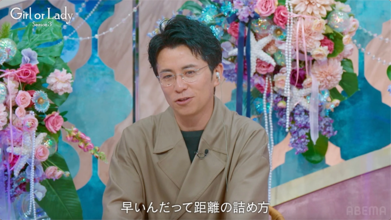 男性,タレント,番組,スタジオ,花,装飾,トーク,バラエティ,エンターテイメント,眼鏡,イヤホン,ベージュジャケット,花束,ABEMA