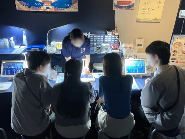 真珠取り出し体験の様子