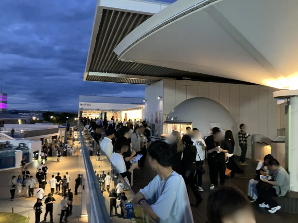 夕暮れの四国水族館、カフェ周辺の賑わい