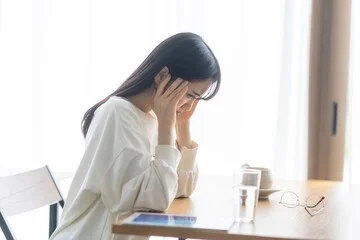 不安そうな女性