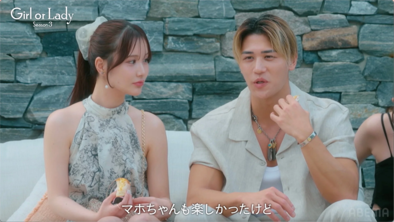 屋外で男女が会話する様子