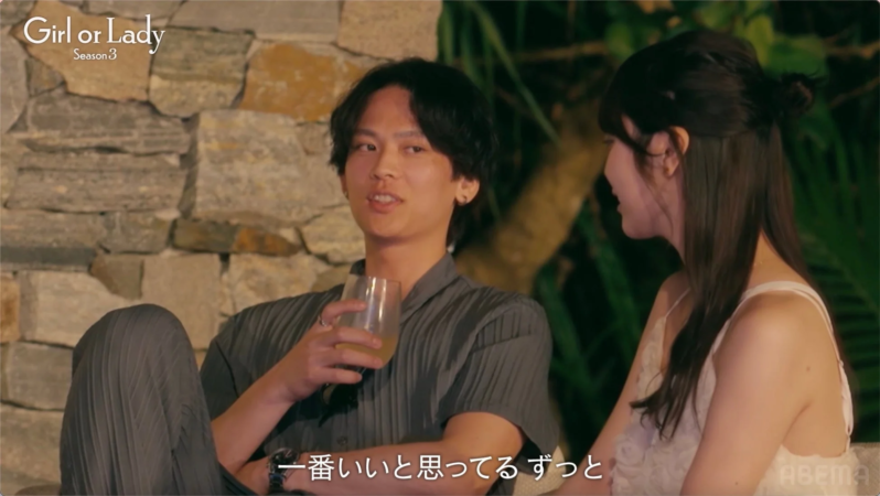 夜の屋外で男女が会話する様子