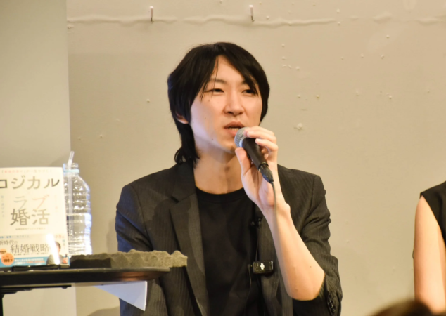 男性がスピーチしている様子