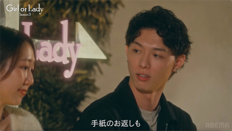 男女が会話する様子