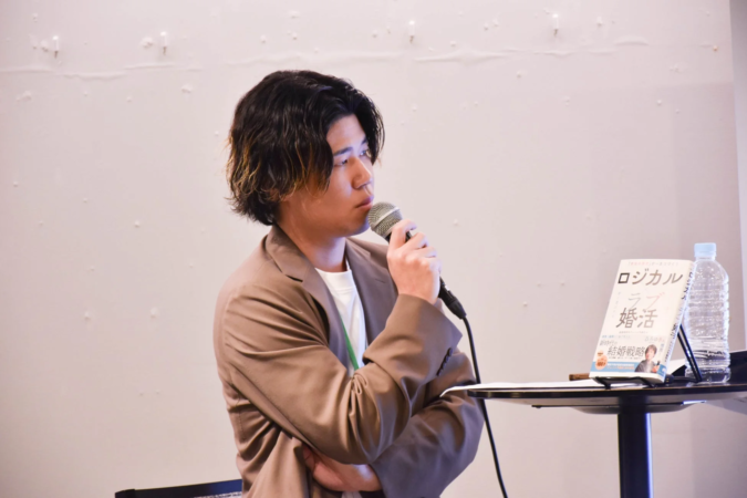 男性がマイクで話す様子