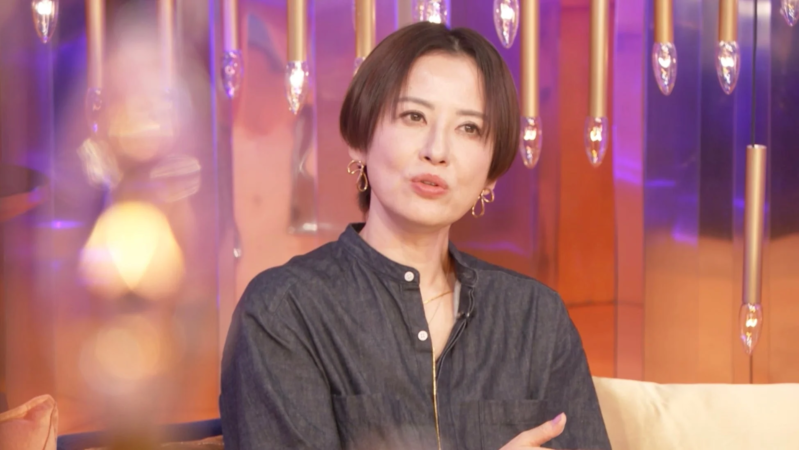 トーク番組で話す鈴木砂羽さん