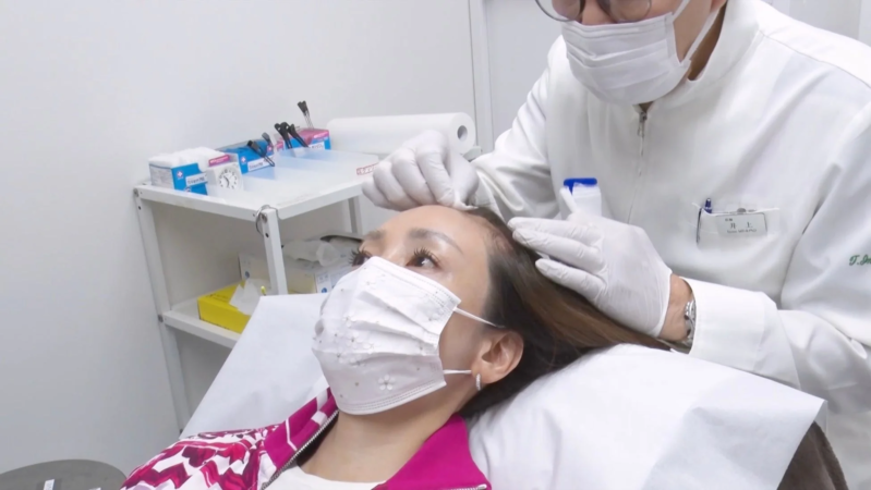 クリニックで頭皮ケアを受ける女性