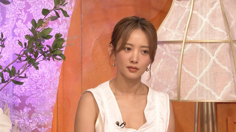 スタジオで座る女性
