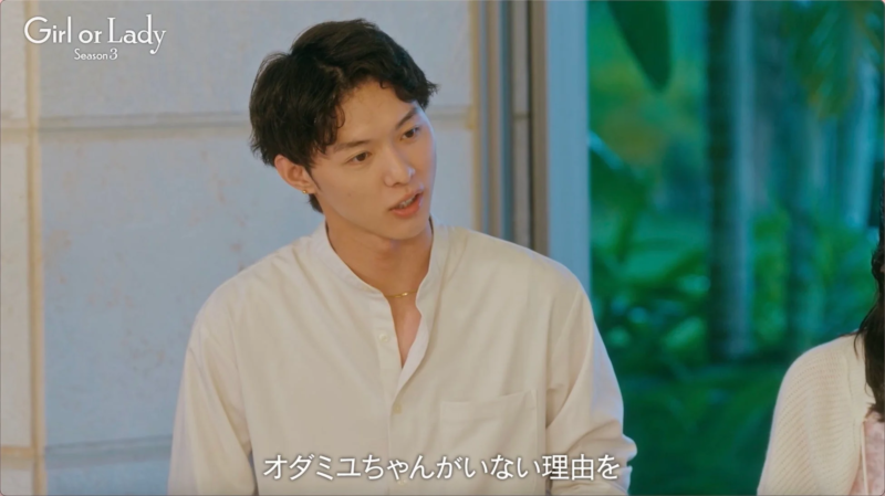 男性が話す様子と字幕