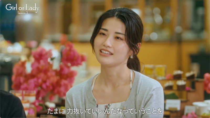 笑顔の女性と字幕