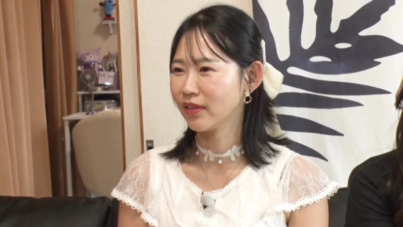 穏やかな表情の女性