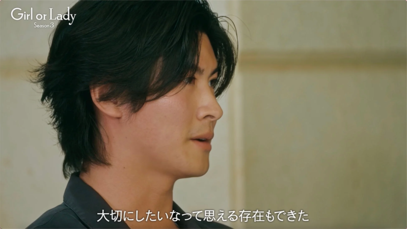 男性の横顔と字幕