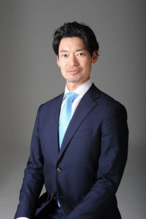 ダークブルーのスーツと水色のネクタイを着用した男性のポートレート