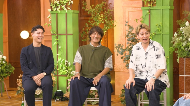 スタジオで楽しそうに会話している男性3人