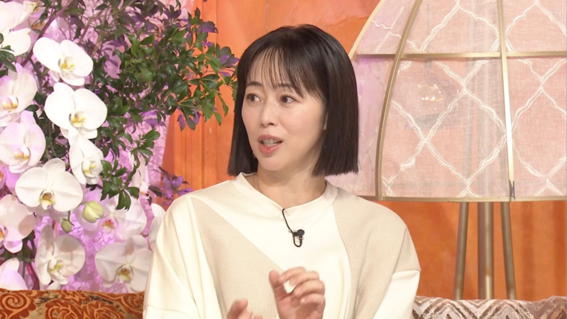 ショートヘアの女性がスタジオで話している様子